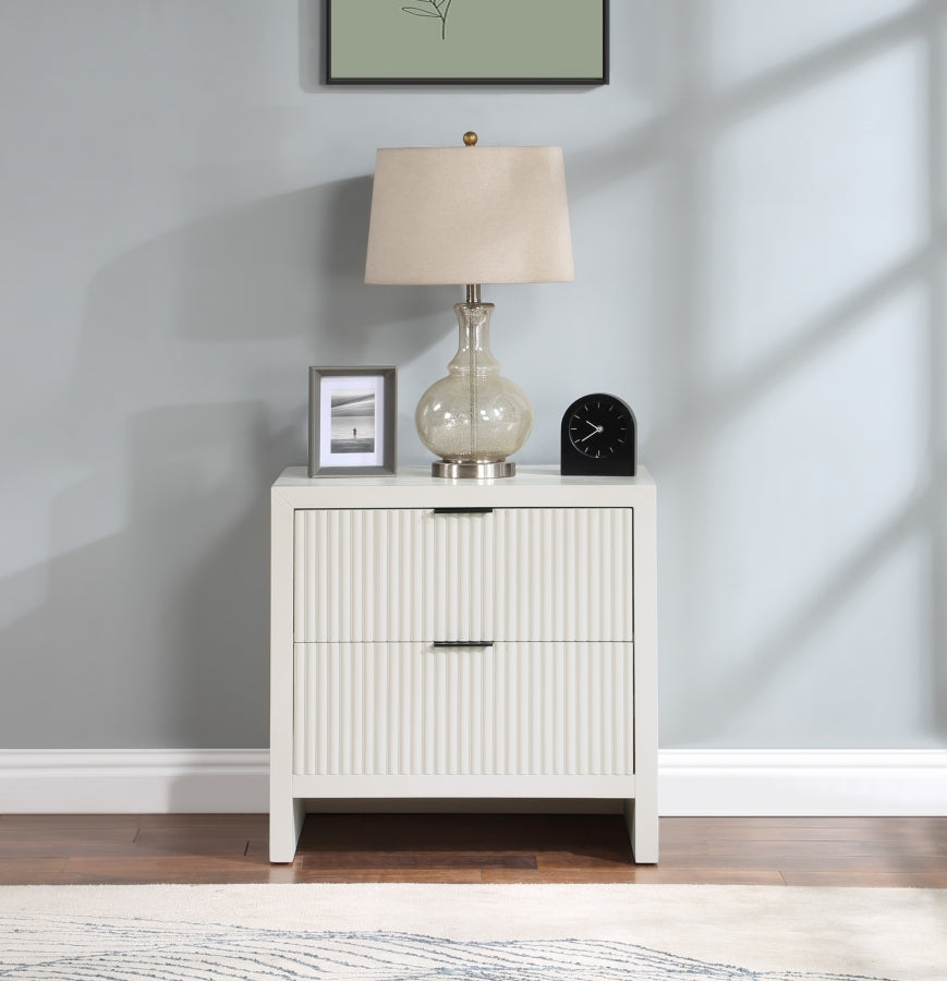 Fairfax Solid Wood & Oak Veneer Nightstand – Classic Bedroom Storage with Timeless Style