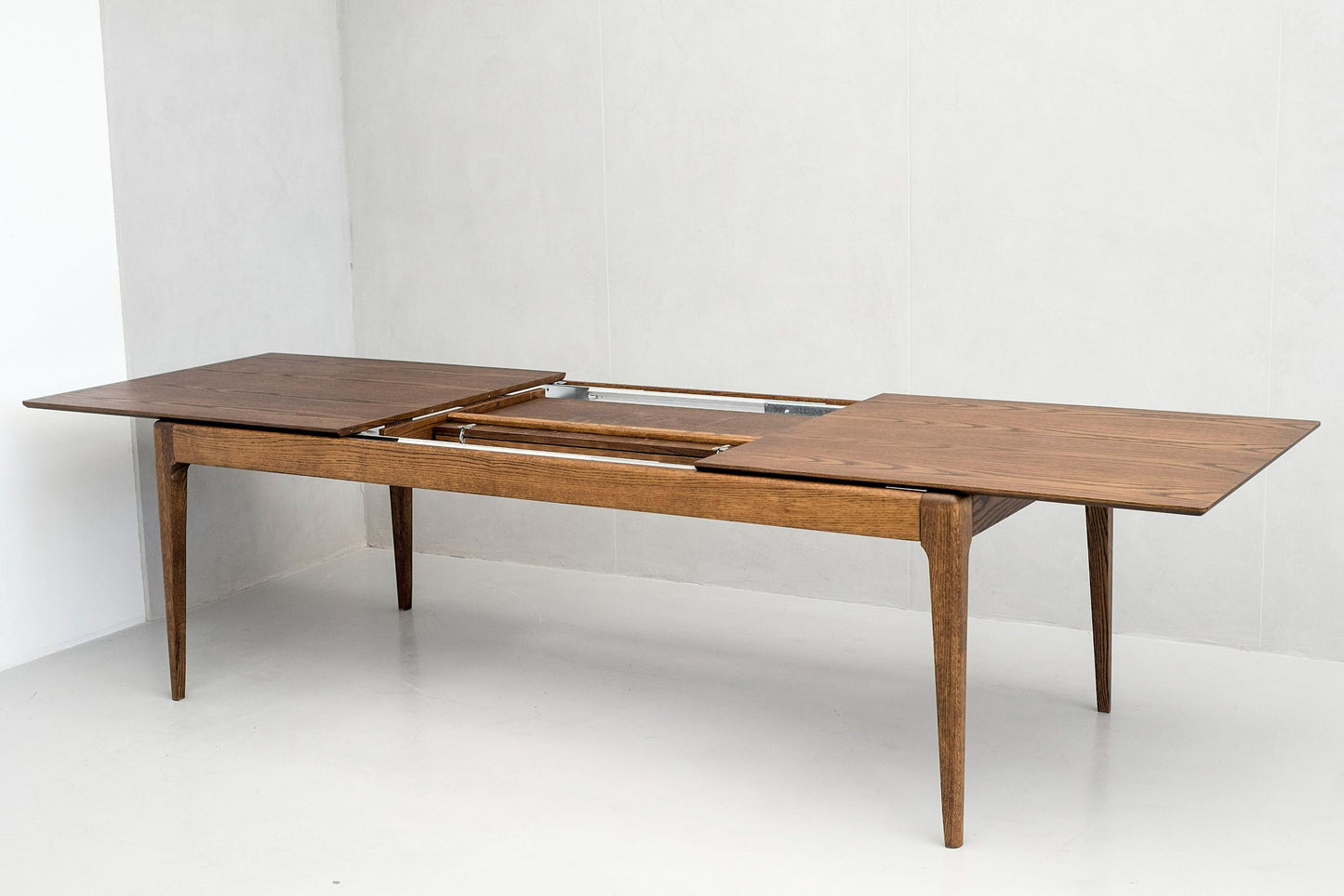 Modrest Dallas Extendable Dining Table – Mid-Century Modern Brown Oak for Versatile Dining
