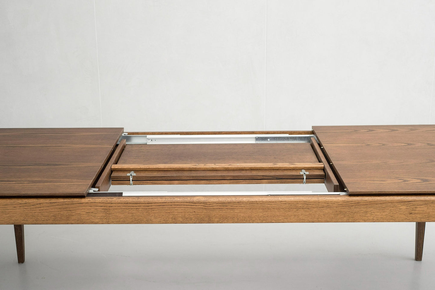 Modrest Dallas Extendable Dining Table – Mid-Century Modern Brown Oak for Versatile Dining