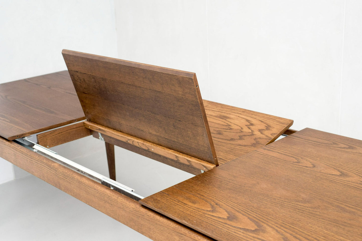 Modrest Dallas Extendable Dining Table – Mid-Century Modern Brown Oak for Versatile Dining