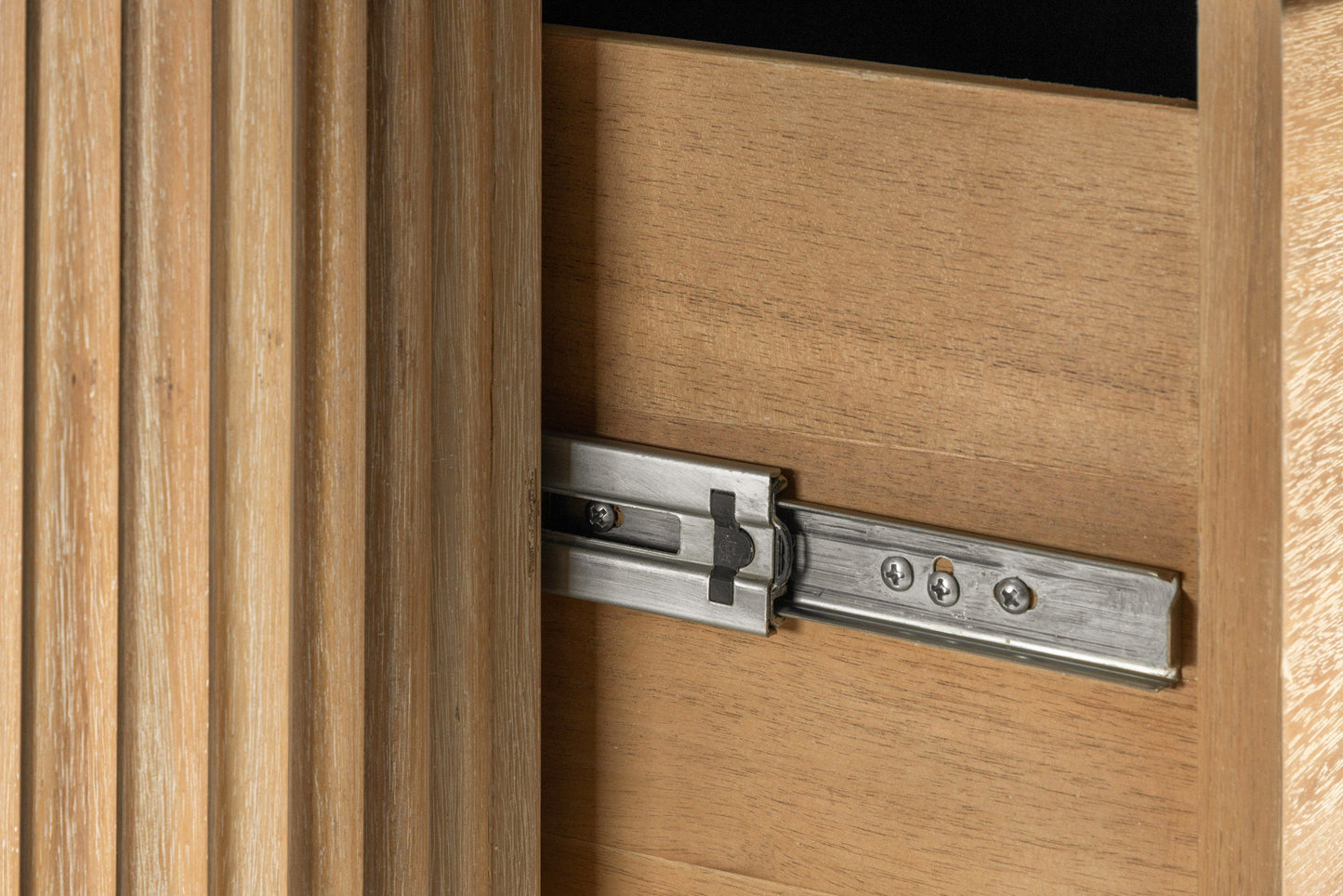 Modrest Jacobson Modern Natural Acacia Chest - Elegant Storage Solution for a Contemporary Bedroom or Living Space