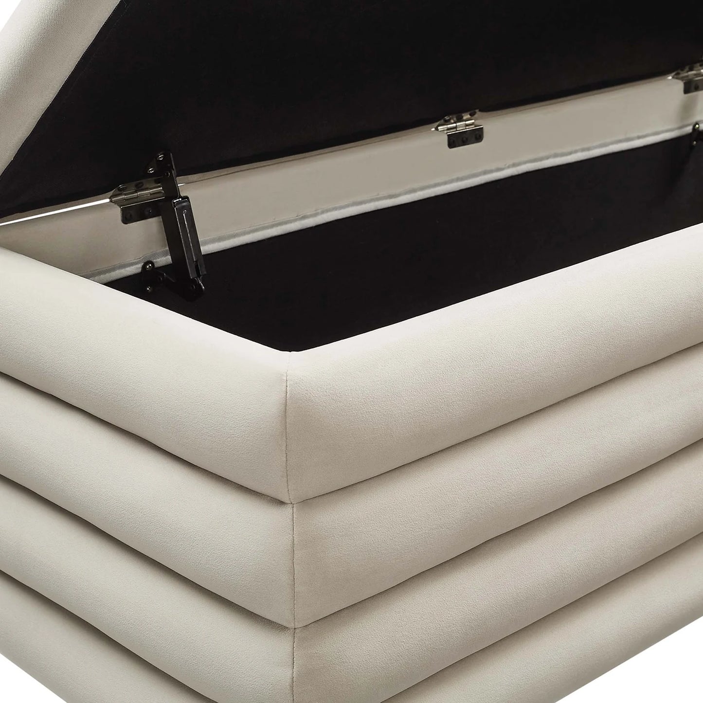 Mezzo Luxurious Velvet Storage Bench – Featuring Elegant Tufted Detail, Plush Velvet Upholstery and a Spacious Interior for Stylish and Practical Storage Solutions