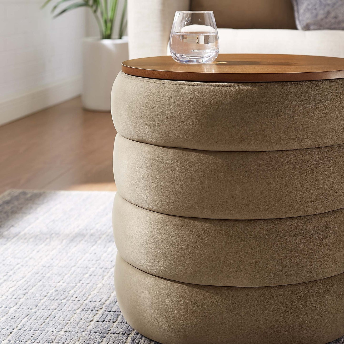 Mezzo Velvet Ottoman with Storage – Stylish and Functional Accent Piece for Modern Living Spaces