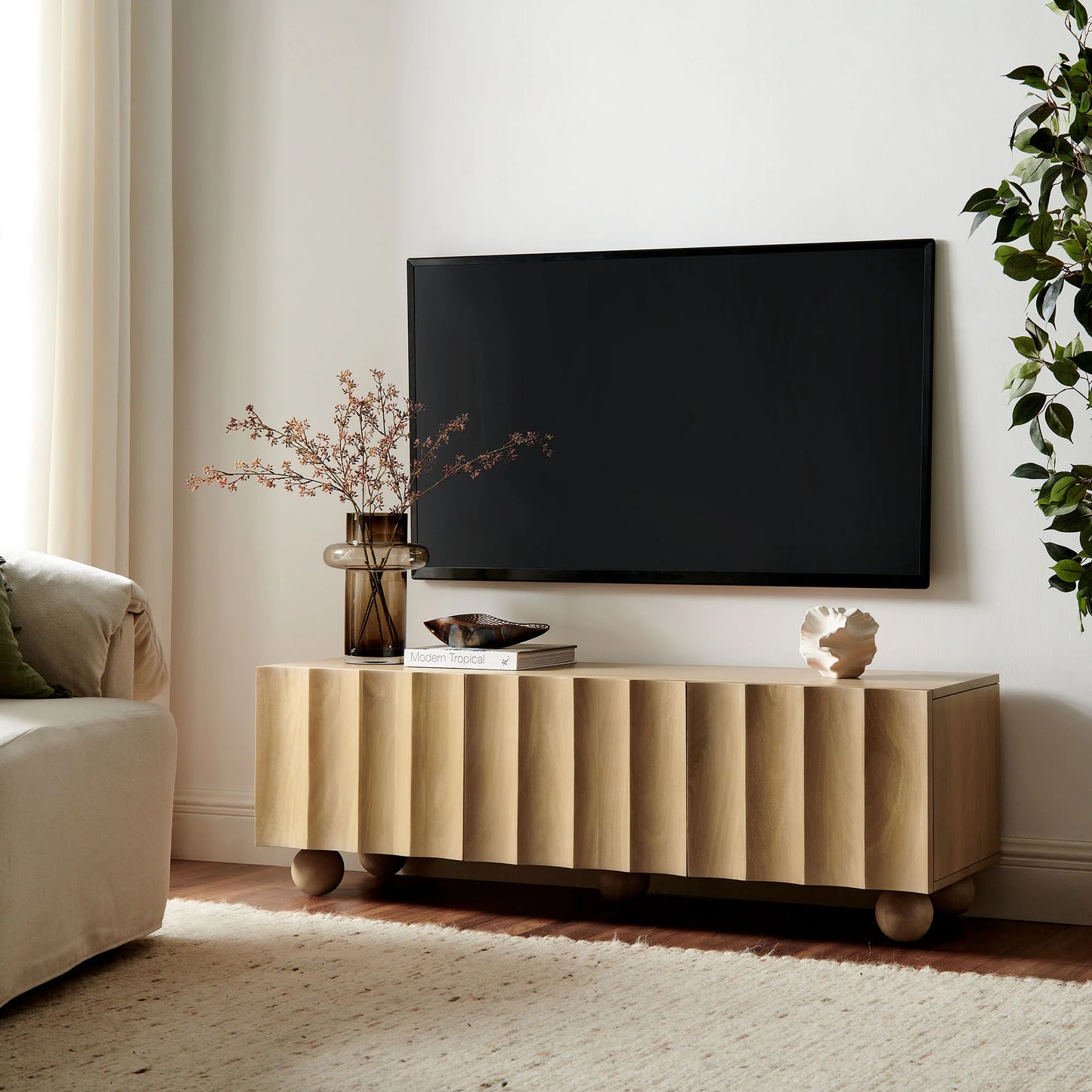 Sorren Scalloped 54" Wood TV Stand – Chic and Functional Media Console with Elegant Carved Detailing