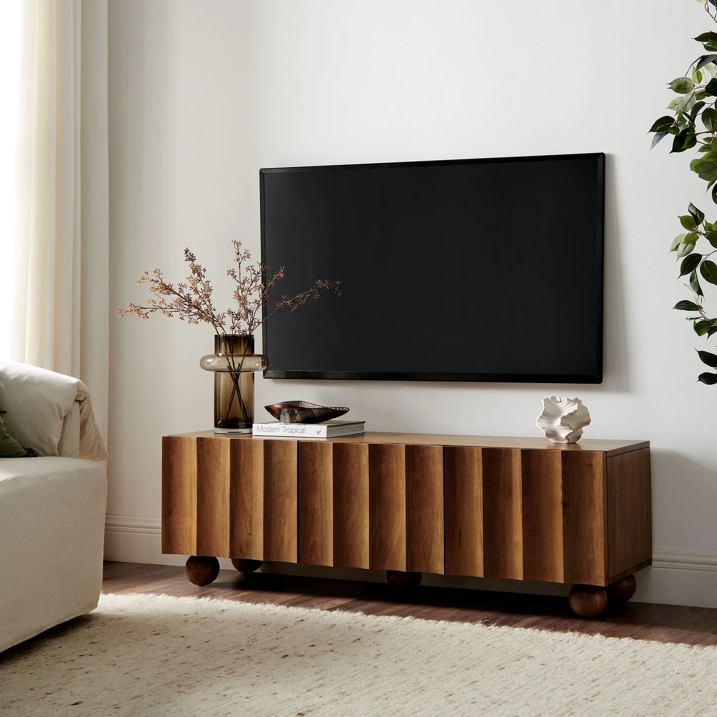 Sorren Scalloped 54" Wood TV Stand – Chic and Functional Media Console with Elegant Carved Detailing