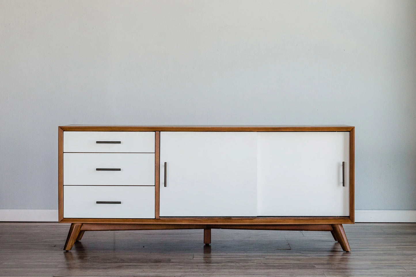 Flynn Large TV Console in Acorn & White – A Stylish Blend of Modern Design and Functionality for Your Living Room
