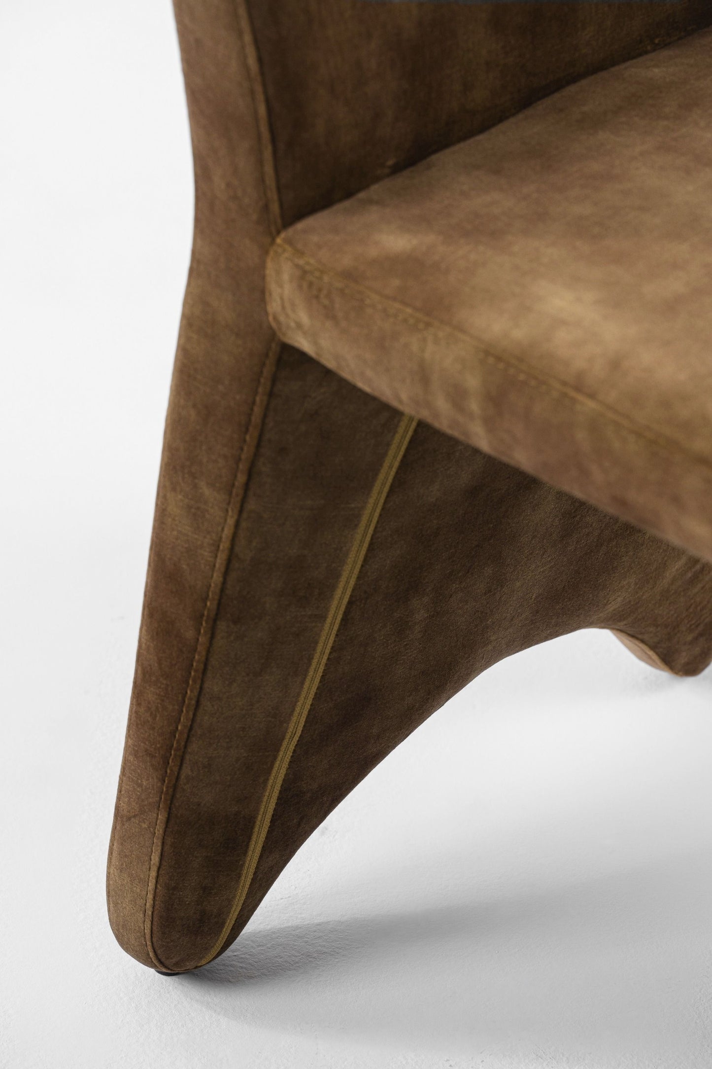Modrest Ditka - Modern Camel Velvet Dining Chair (Set of 2) β Stylish and Comfortable Dining Seating